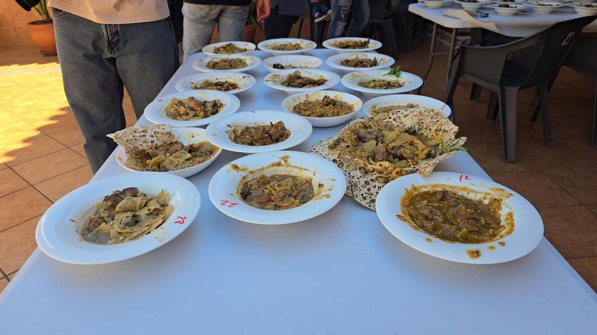 Platos de gazpacho, a punto de ser degustados por el jurado del certamen.