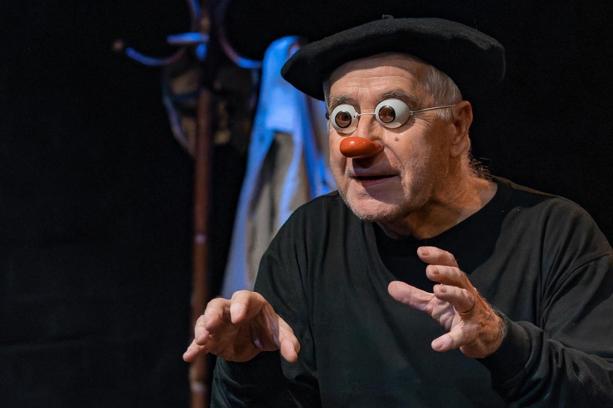 Joan Font, en una escena de l'espectacle «El venedor de fum».