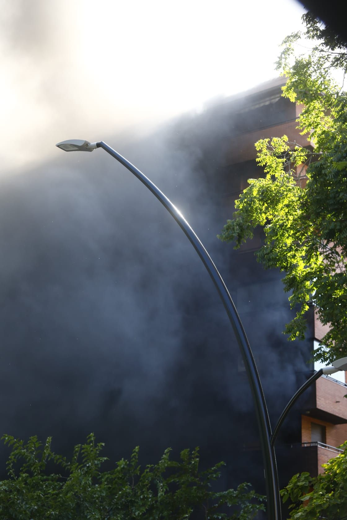 En imágenes | Incendio en el garaje de una vivienda junto al Parque Bruil de Zaragoza