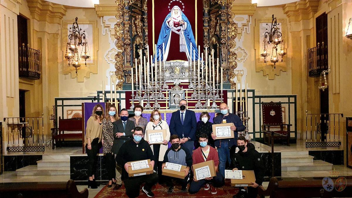 Entrega de los ordenadores a alumnos del Colegio San José 'Padre Mondéjar', en la capilla de La Paloma.