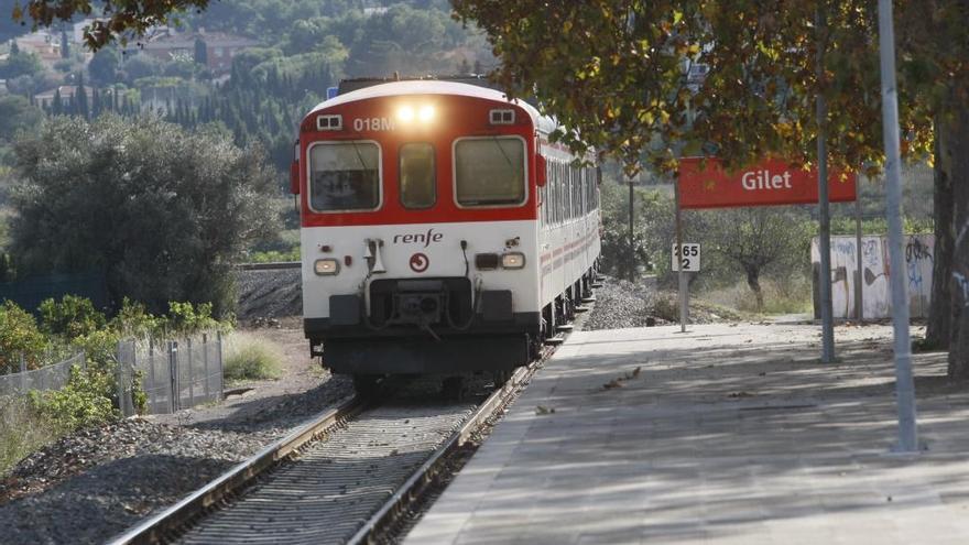 Un tren accede a la estación de Gilet en la línea Sagunt-Teruel-Zaragoza.