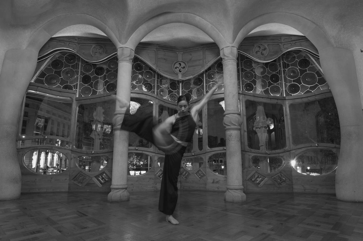 Fukiko Takase, durante un ensayo del espectáculo, en el piso principal de la Casa Batlló