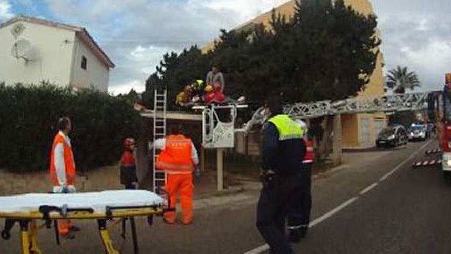 Rescatan de un tejado a un kitesurfista arrastrado por el viento en Dénia