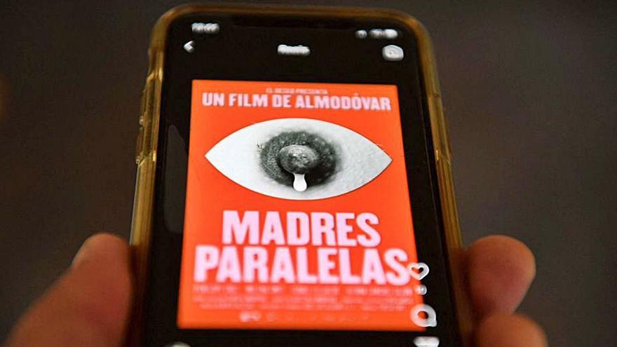 El cartell de «Madres paralelas» vist en un mòbil. | AFP