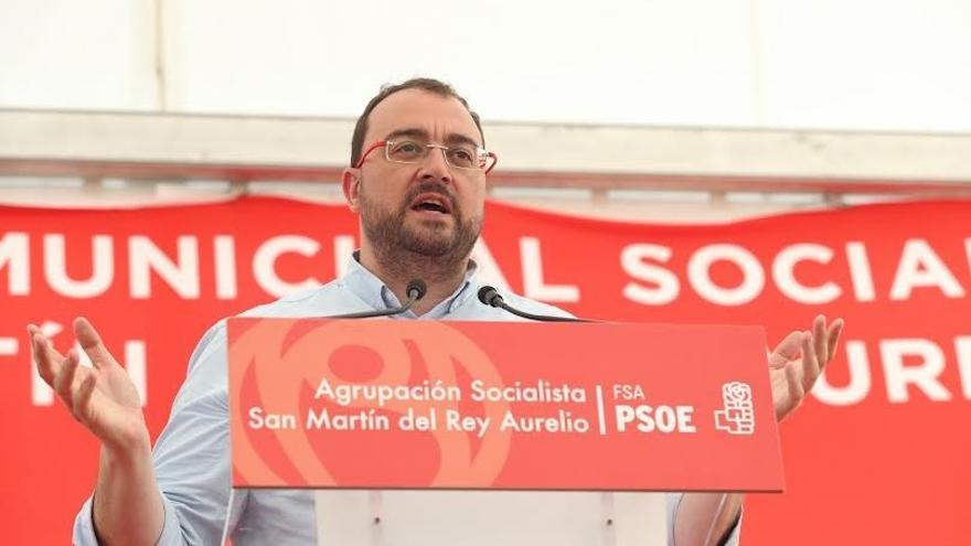 Archivo - Adrián Barbón en un acto del partido en SMRA el pasado 7 de agosto.