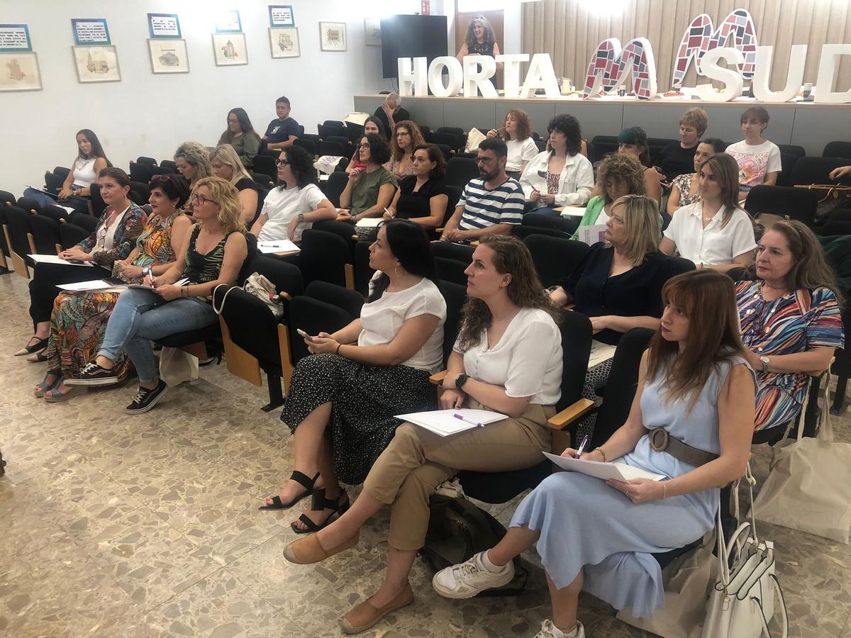 Los asistentes a la mesa redonda sobre trata y explotación sexual en l'Horta Sud.