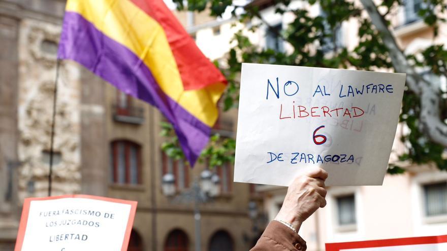 Vídeo | Cientos de personas protestan en Zaragoza contra el lawfare, por la democracia y en apoyo de Sánchez