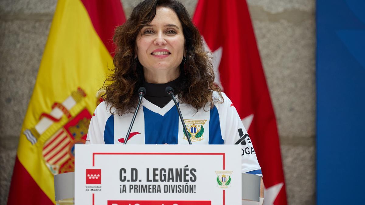 La presidenta de la Comunidad de Madrid, Isabel Díaz Ayuso, interviene durante el recibimiento de los jugadores, cuerpo técnico y directiva del Club Deportivo Leganés, en la Real Casa de Correos, a 4 de junio de 2024, en Madrid (España).
