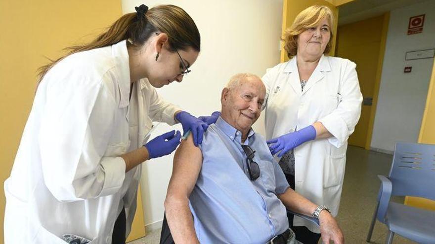 Sanidad inicia la vacunación en personas mayores de 80 años y grandes dependientes