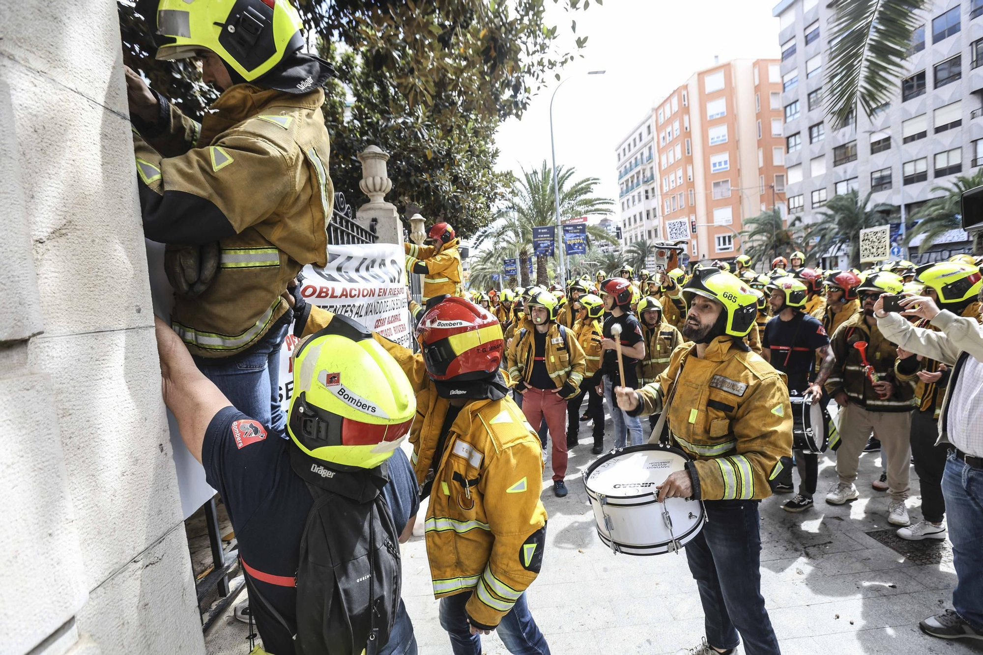 Protesta de los bomberos frente a la Diputación de Alicante