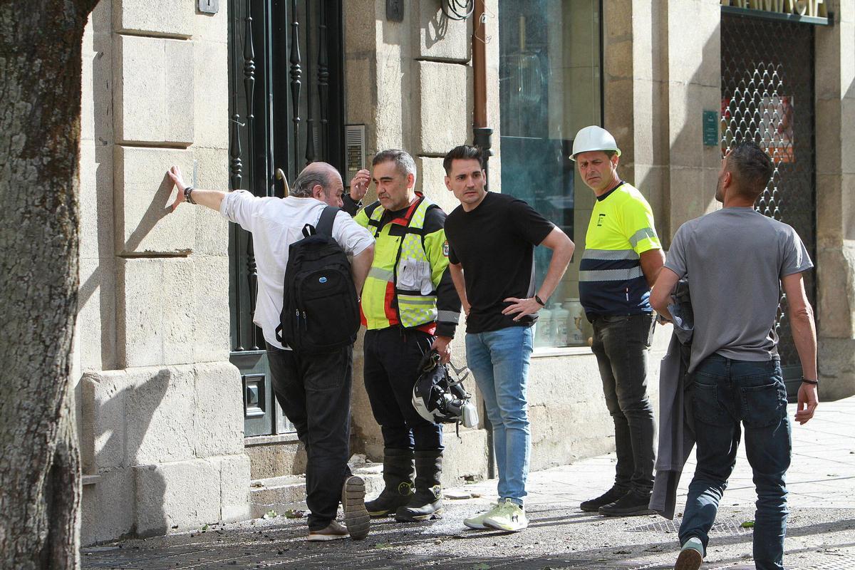 Técnicos y el concejal de Urbanismo —que es, además, afectado—, en el portal que habrá que reformar.