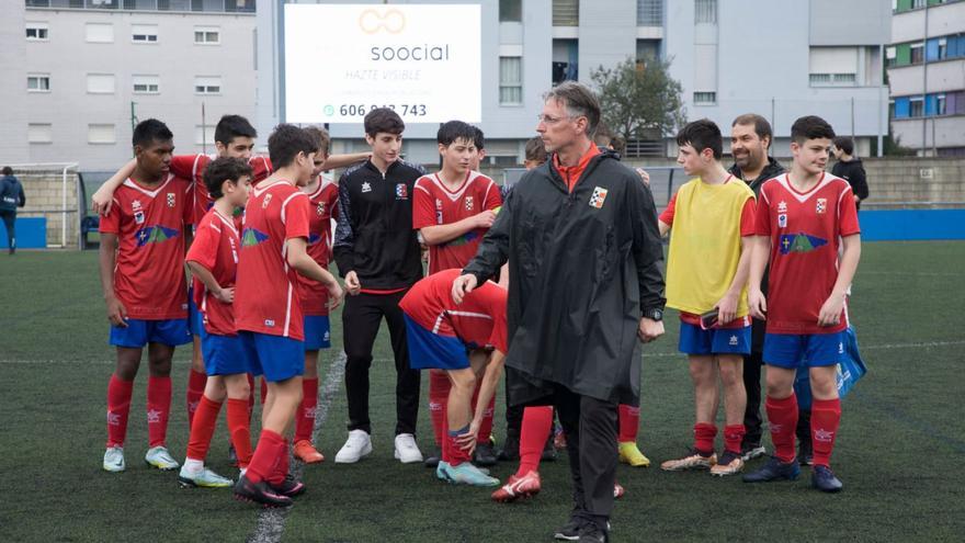 Rodolfo Pereira, con los jugadores de uno de los equipos de fútbol base del Deportivo Turón, durante un partido.