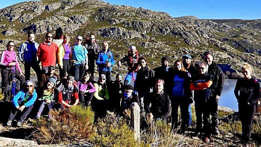 Homenaje del Club de Montañismo Sanabria en Presa Rota a las 144 víctimas
