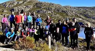 Homenaje del Club de Montañismo Sanabria en Presa Rota a las 144 víctimas