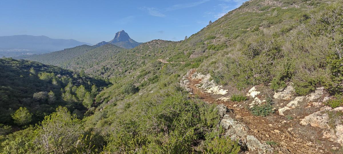 La práctica del senderismo te permitirá conocer el rico patrimonio natural de nuestra provincia, gracias a sus rutas senderistas, como el nuevo trazado de Beniarrés.