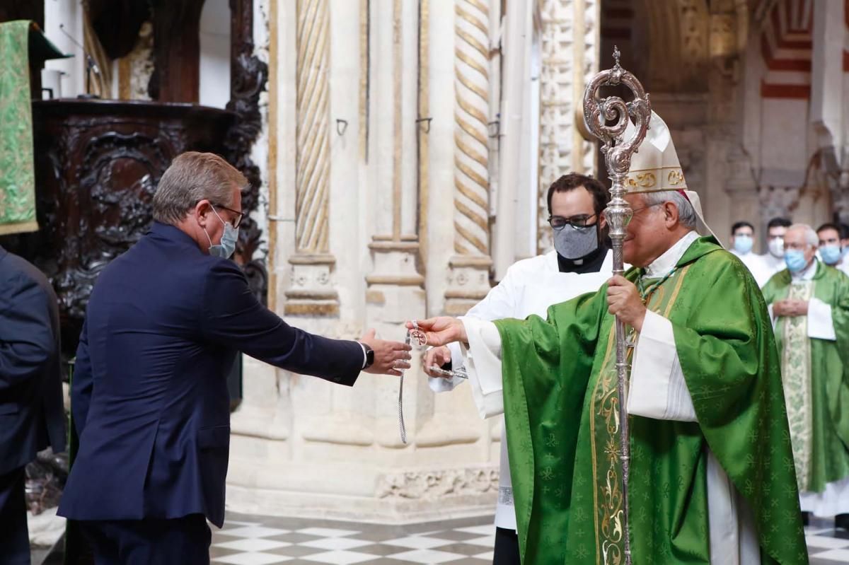 Olga Caballero y la junta directiva de la Agrupación de Cofradías toman posesión en la Catedral