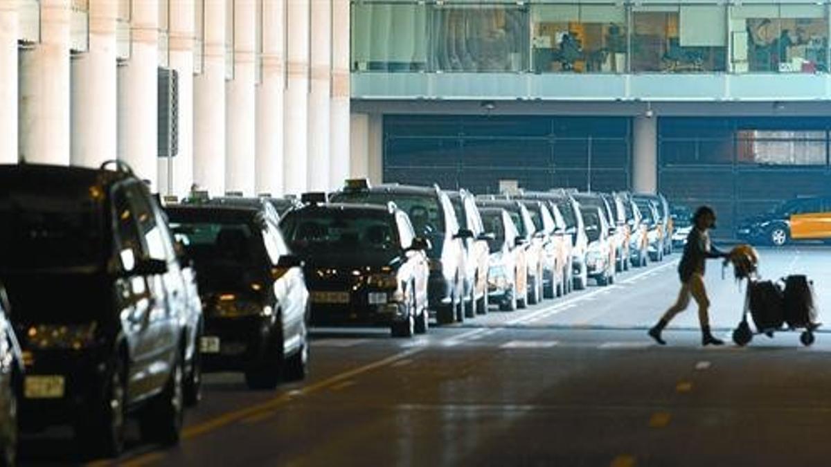 Mossos d'Esquadra vigilan la zona de desencoche de taxis, en la parte superior de la T-1, ayer.