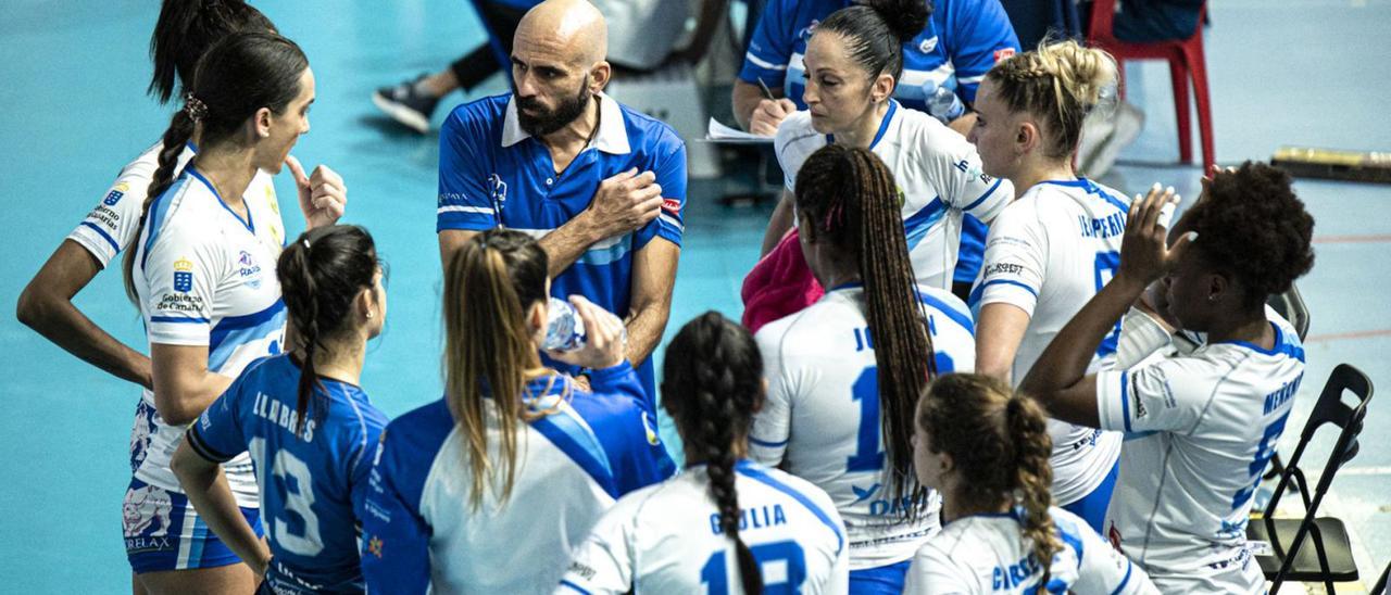 Juan Diego García advierte a sus jugadoras que el CV Leganés va de menos a más.