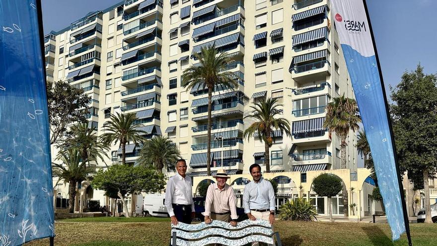 Mares Circulares entrega al Ayuntamiento de El Campello un banco fabricado con plástico recogido por sus voluntarios en reconocimiento a su compromiso medioambiental