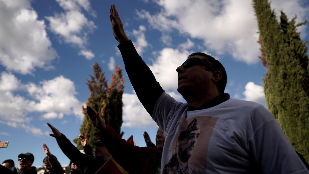 Acto en el cementerio de Mingorrubio, donde se encuentran los restos de Francisco Franco, en recuerdo del 50 aniversario de la muerte del dictador.
