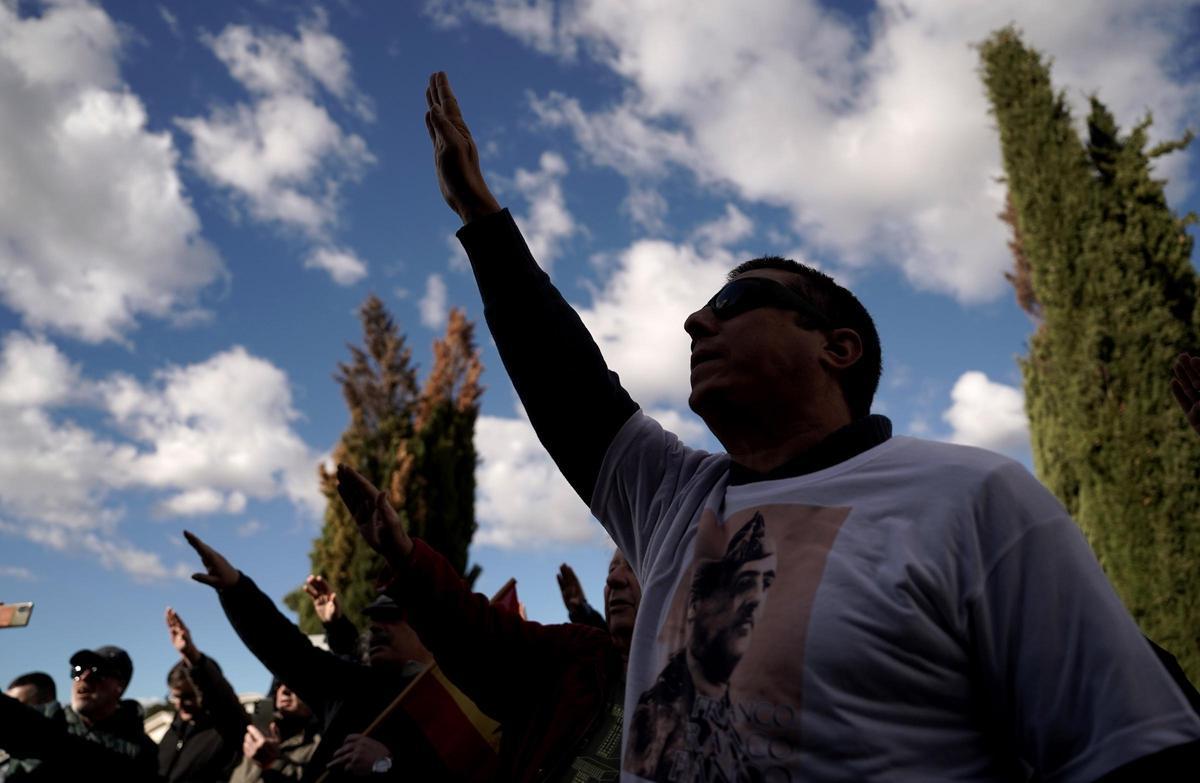 Acto en el cementerio de Mingorrubio, donde se encuentran los restos de Francisco Franco, en recuerdo del 50 aniversario de la muerte del dictador.