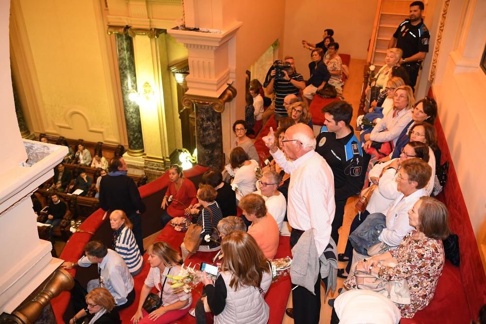 Asistentes lanzan claveles blancos desde el palco del público en señal de protesta.