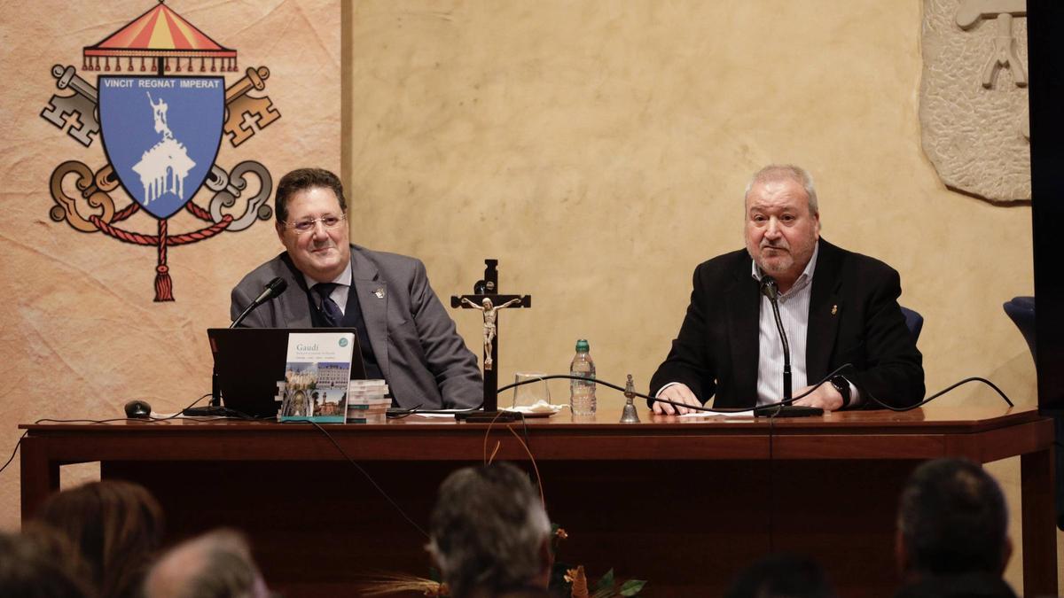 Chimeno, a la izquierda, junto a Mauricio Mata, ayer, en la Basílica.