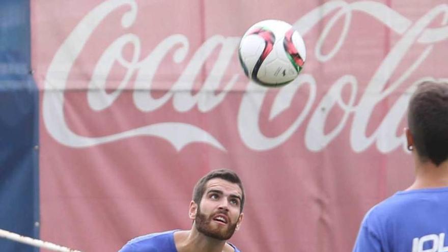 Marcos Torres devuelve de cabeza un balón en un entrenamiento.