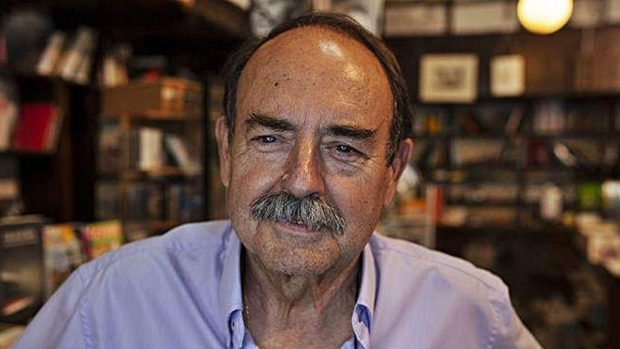 Luis González, en la librería Semuret.