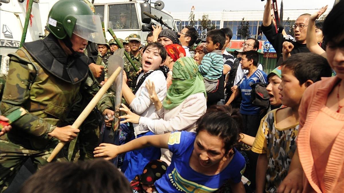 zentauroepp10906824 ethnic uygur women  r  clash with chinese riot police as the191124211058