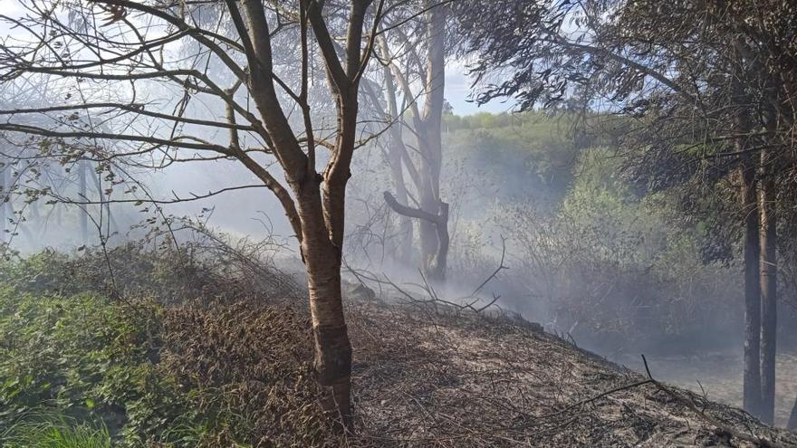 Los bomberos de Gijón sofocan un incendio en la playa de Serín