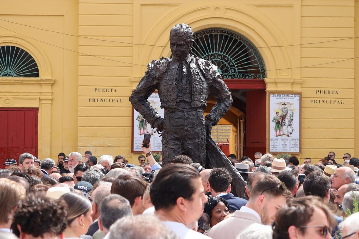 Imágenes de la inauguración del monumento a Rafael de Paula en la Plaza de Toros.