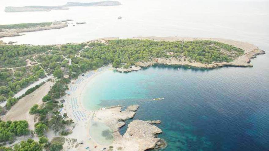 Playas de Ibiza: Vista aérea de cala Bassa.