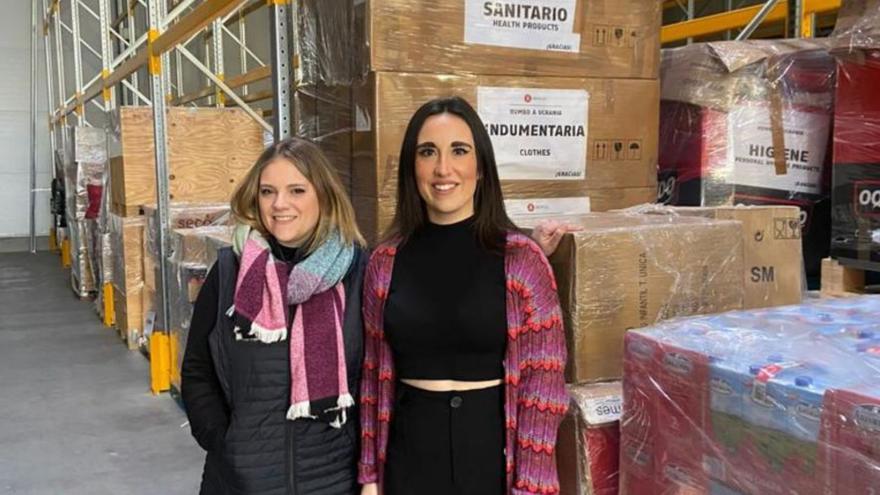 Nerea Prado y Covadonga Solares, en Przemysl, con el material. | Grupo DC