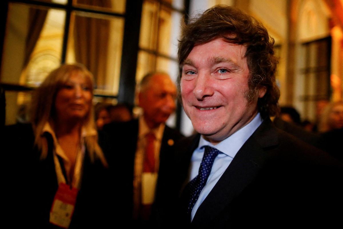 L’ultradretà Milei inicia un idil·li amb una imitadora de Cristina Kirchner L’ultradretà Milei inicia un idil·li amb una imitadora de Cristina Kirchner