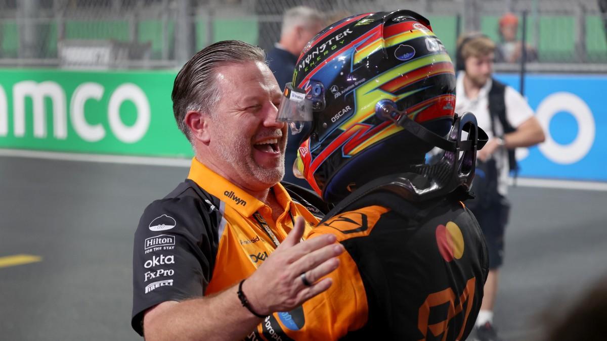 Oscar Piastri celebra su victoria en Arabia con Zak Brown
