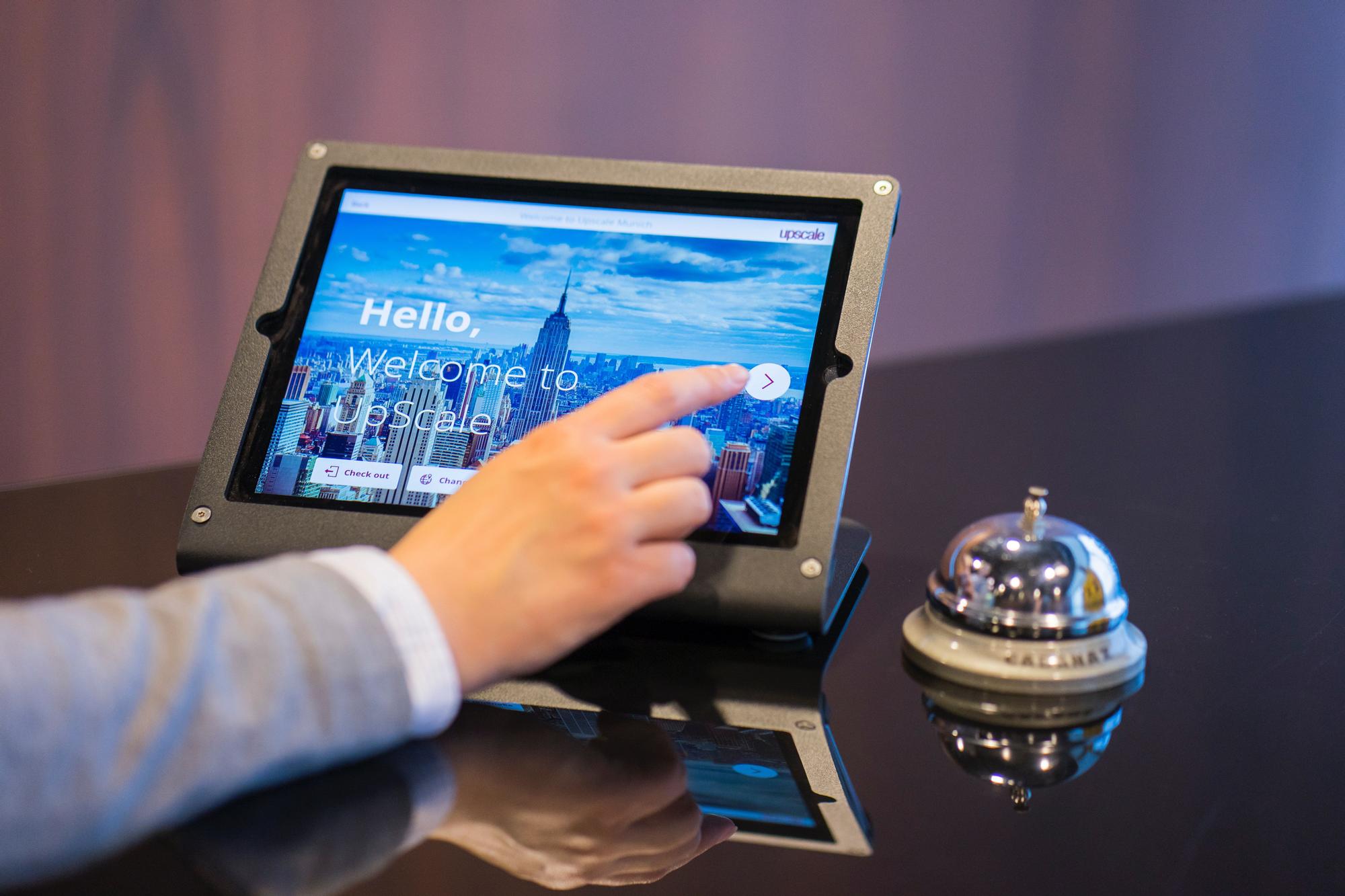 El recepcionista de un hotel mostrando una tablet.