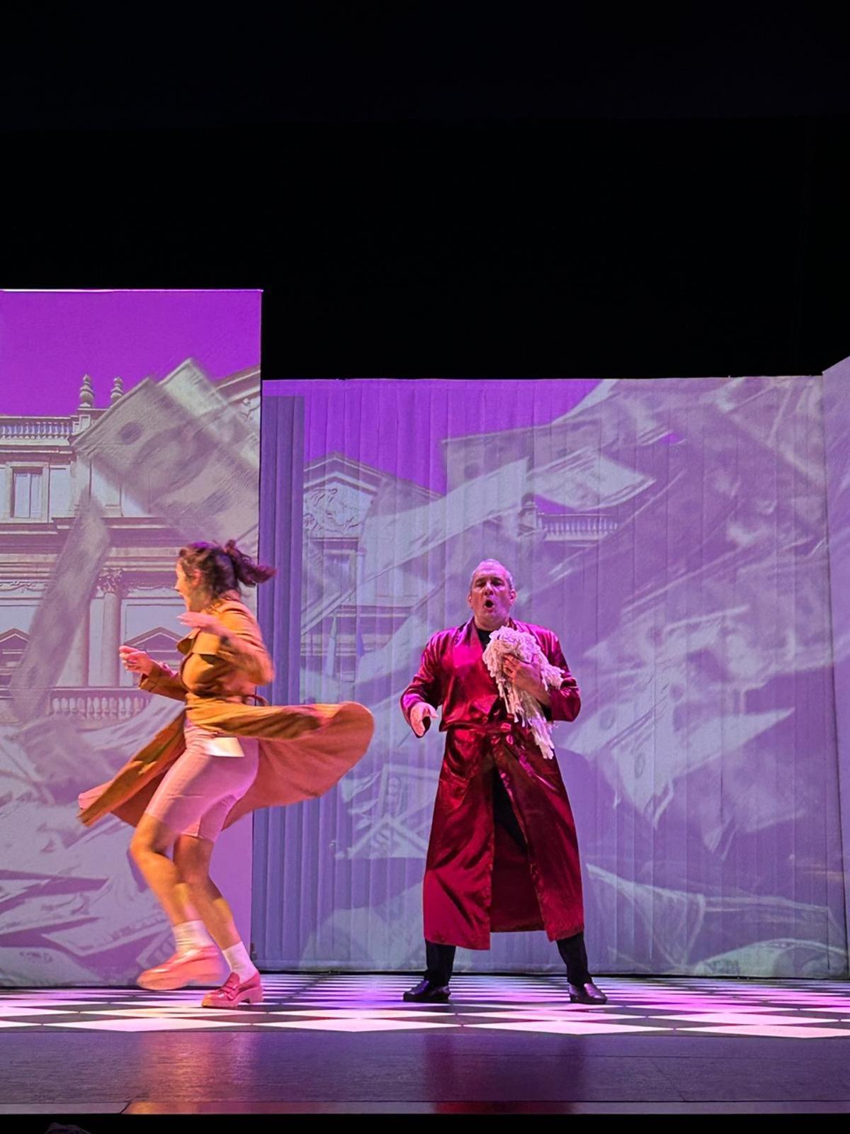 El barítono Pablo López, en "Operación ópera", con una compañera.