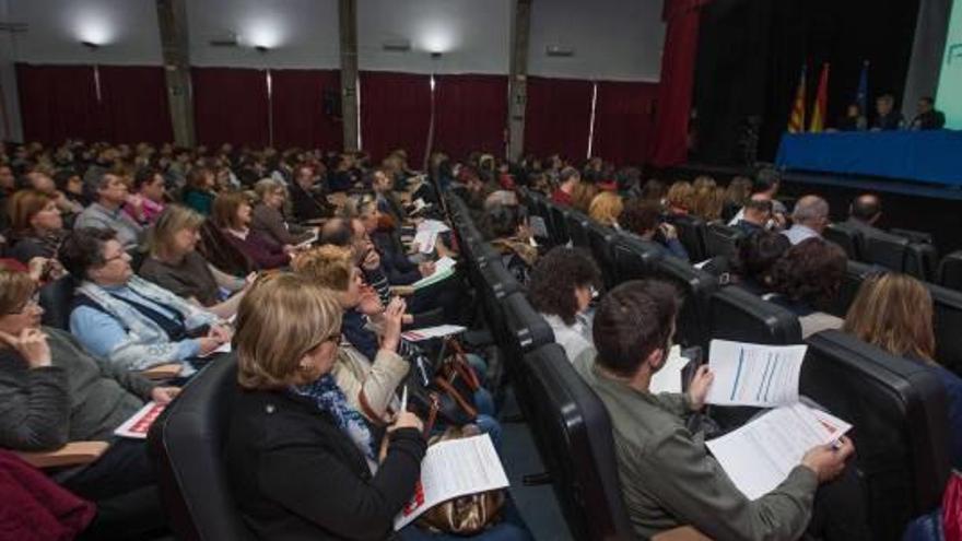 Los directores de toda la provincia, ayer, en la exposición de Jaume Fullana sobre el plurilingüismo.