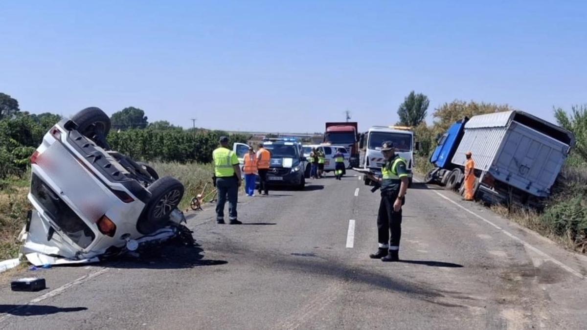 El accidente ha obligado a cortar la carretera.