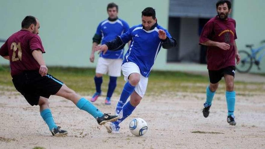 Un partido de veteranos disputado en Samieira. // G.S.