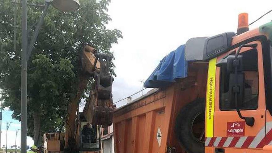 Obras en el socavón de la calle Fermoselle