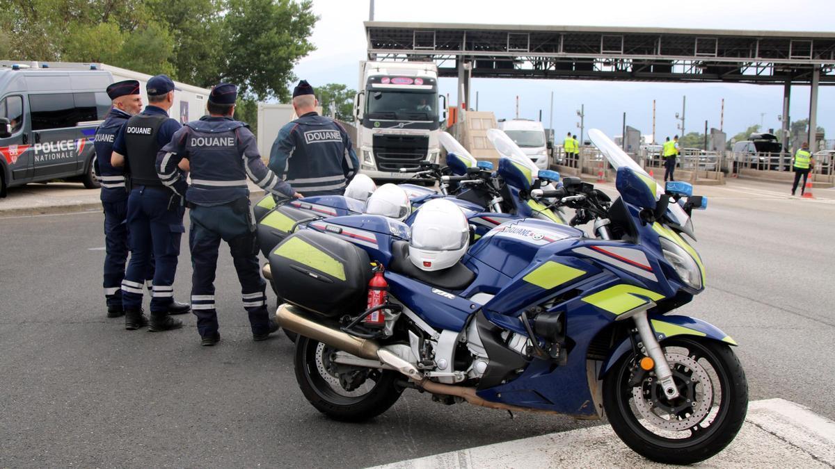 Les imatges del dispositiu policial a la frontera amb França per la crisi migratòria a Ceuta