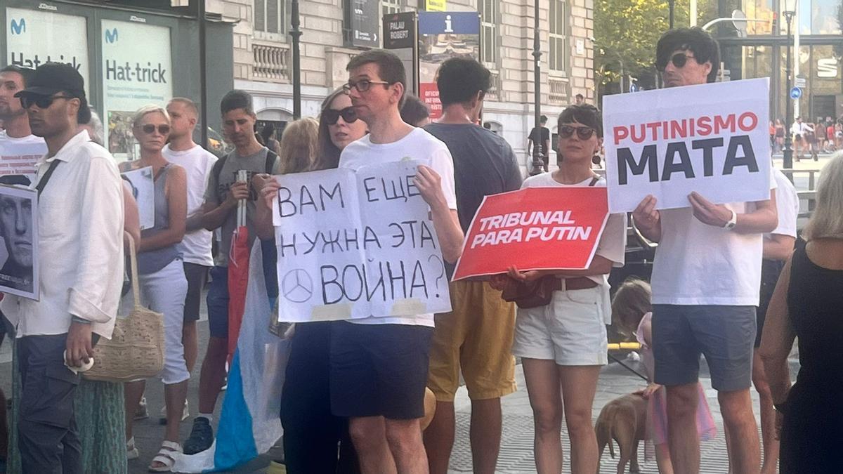 Algunos participantes en la manifestación en recuerdo del tercer aniversario del envenenamiento de Alekséi Navalni, este domingo en Barcelona.