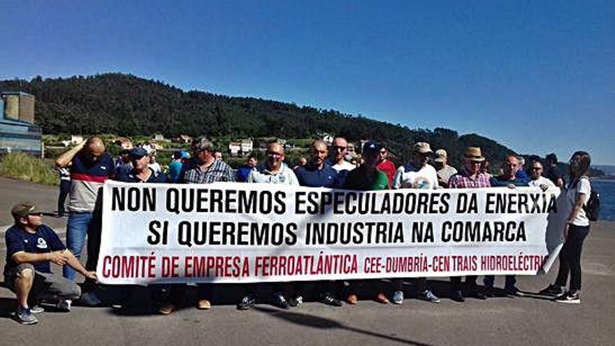 Trabajadores de Ferroatlántica, ayer en una protesta en Cee.