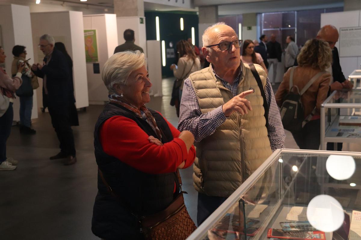 Una dona visita l'exposició Hotels amb memòria que organitza l'Ajuntament de Lloret de Mar a la Casa de la Cultura