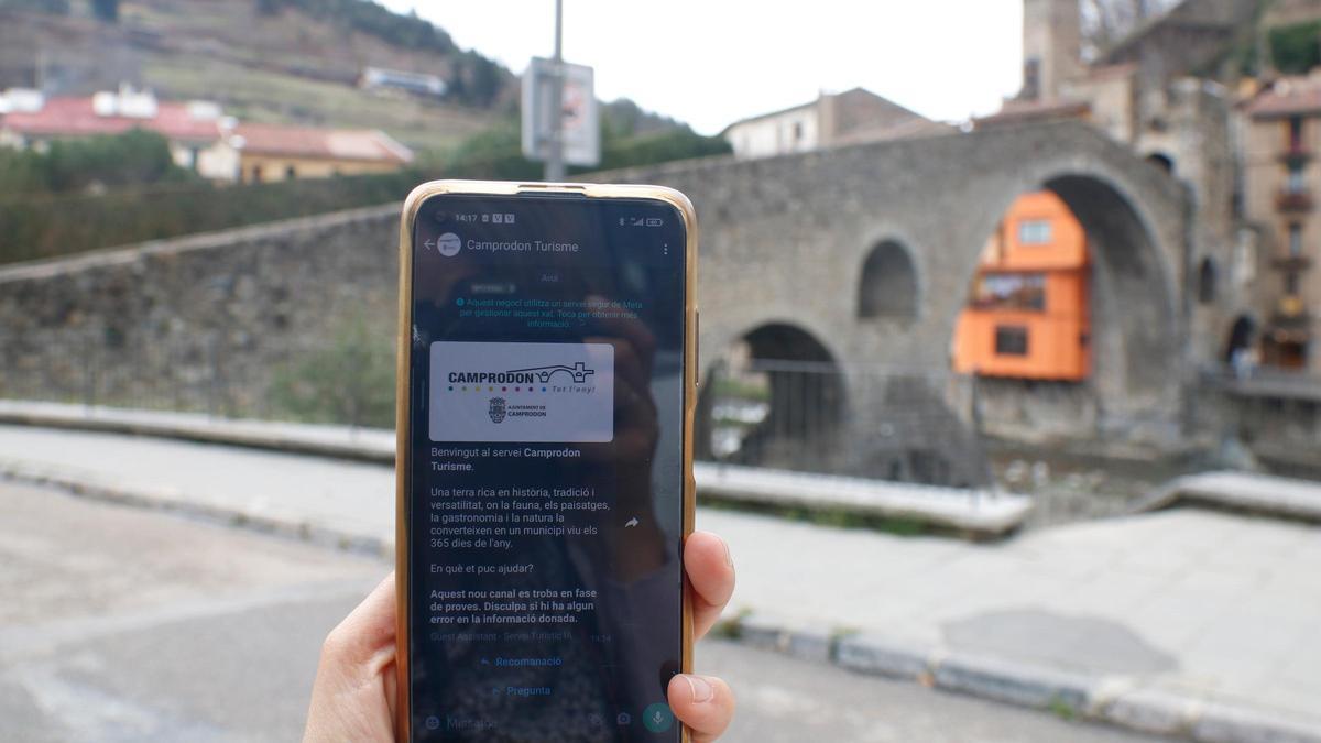 Un mòbil amb la guia turística i el pont romànic de Camprodon