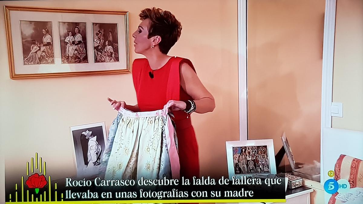 Rocío Carrasco con su falda de fallera en las manos en el programa de Telecinco.