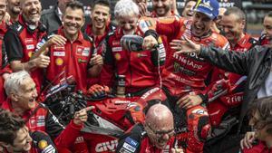 Marc Márquez continua maltractantels seus rivals
