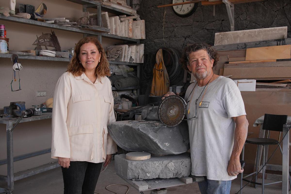 La presidenta Astrid Pérez y el escultor lanzaroteño Paco Curbelo junto a la pieza que representará a La Graciosa en el Parlamento